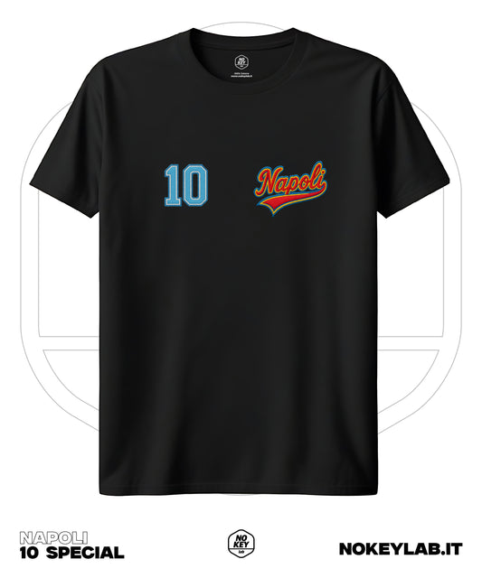Maglia Napoli Effetto Ricamato Stile College con Numero 10 – Edizione Unica